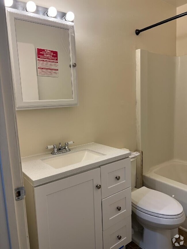 Building Photo - 2634 N Charles St Unit 2 Rental