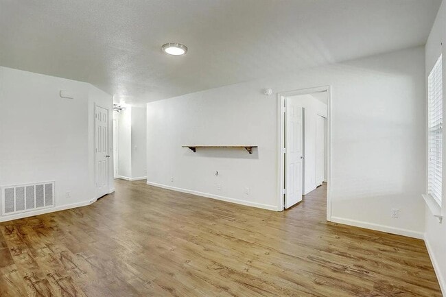 Photo - 207 Tolcarne Dr