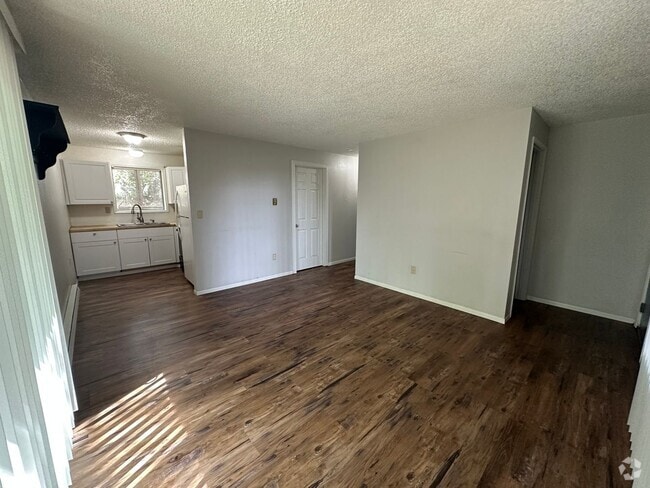 Building Photo - 2 bedroom 1 bath duplex Rental