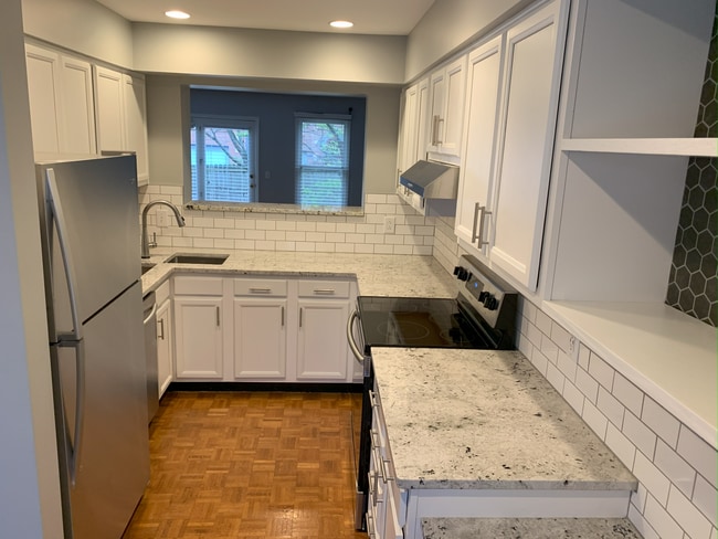 Cocina con vistas a la sala de estar. - 2119 Fulton Ave