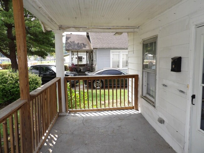 Photo - 720 Holmes St
