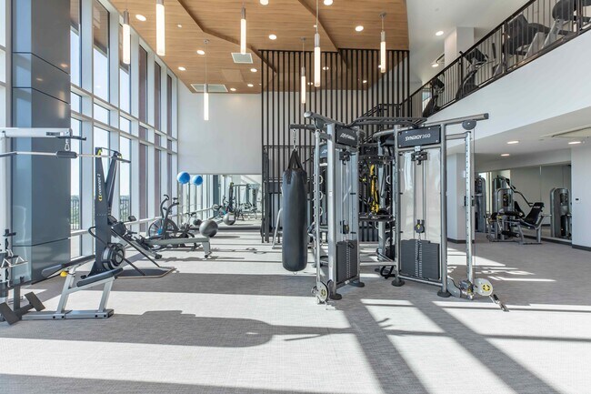 Gimnasio abierto las 24 horas con equipo cardiovascular y de entrenamiento con pesas - Live Grandscape