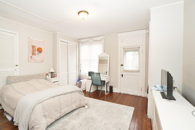 Photo - 5 Bedroom/ 2 Bathroom on Fairview Mins. from UC Campus Only $695/pp ($3475/mo)!