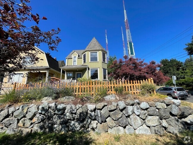 Building Photo - Charming 2 Bed / 1.5 Bath Victorian with G... Rental