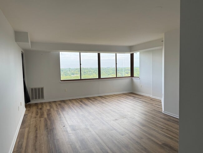 Building Photo - 10101 Grosvenor Pl