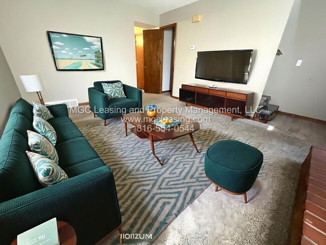 Building Photo - Cozy Townhome with Private Patio by Lake T...