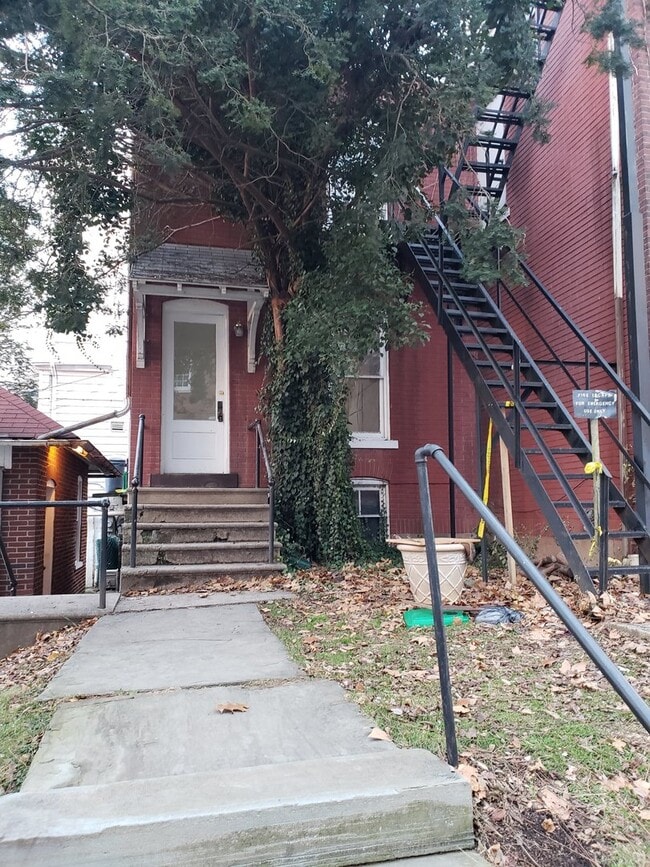 Building Photo - 1330 Hamilton St Unit 1330 Hamilton St - B (Side 1st Flr)
