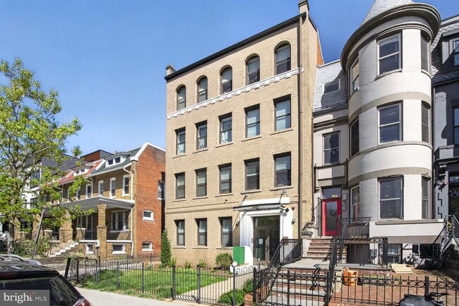 Photo - 1461 Girard St NW Unidad 100