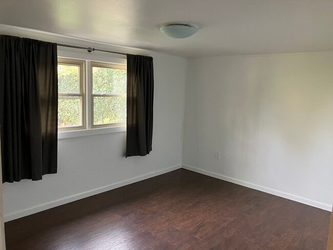 Large bedroom - 9416 SW View Point Ter Unit B