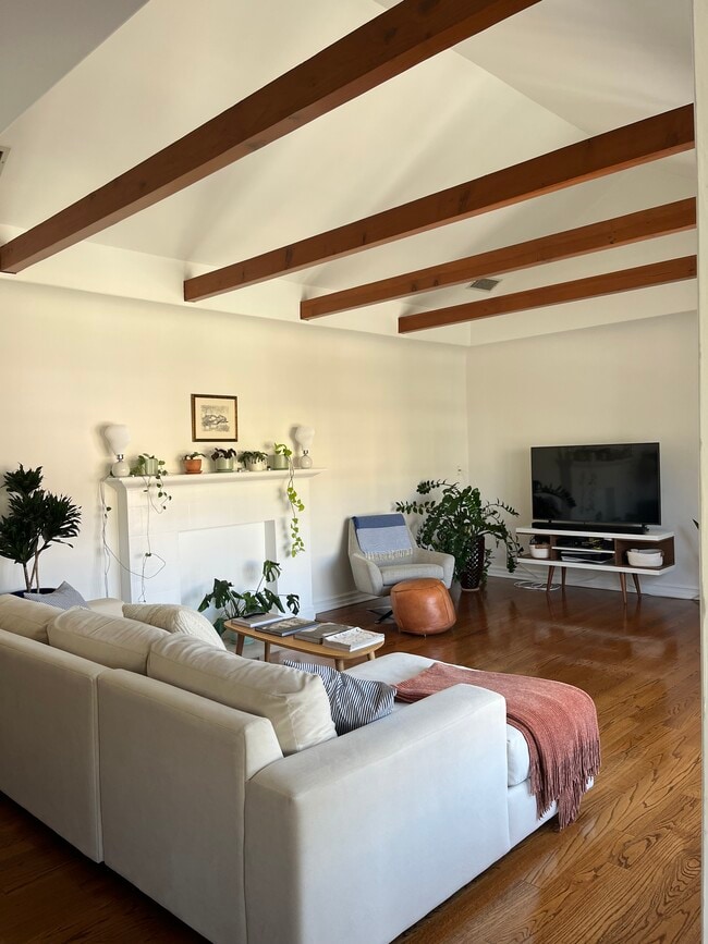 Building Photo - 1413 S Beverly Glen Blvd Unit 1413