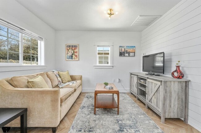 Building Photo - 1714 Canterbury St Rental