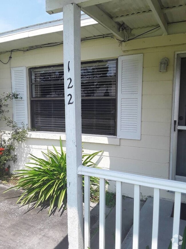 Building Photo - 2 Bedroom duplex with garage, Washer and D... Rental