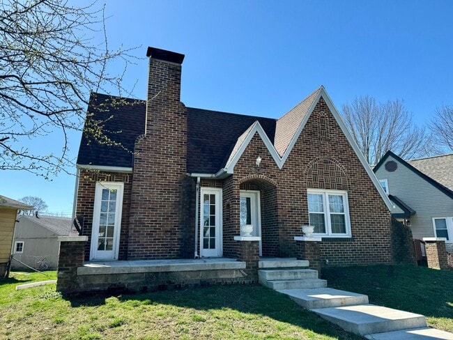 Building Photo - Charming 2-bedroom, 1-bathroom Storybook Cottage Awaits!