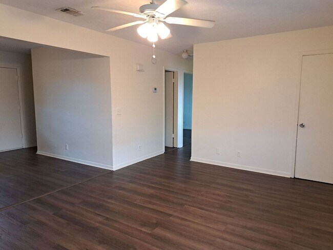 Photo - 3704 E 11th St Unidad 3704 E 11th St, #C