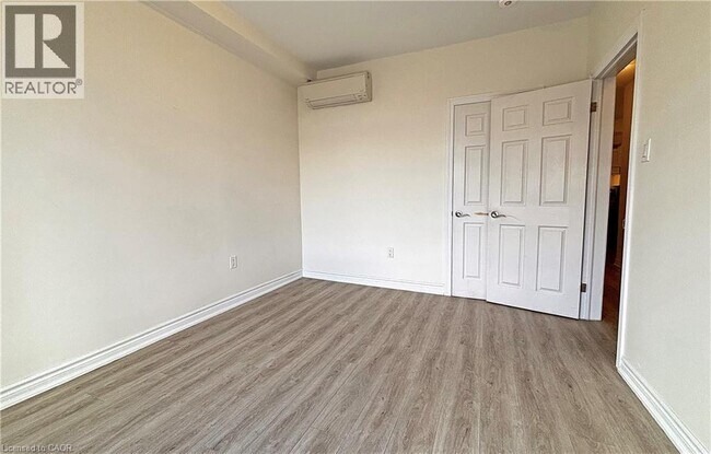 Photo - 76 Wentworth St S