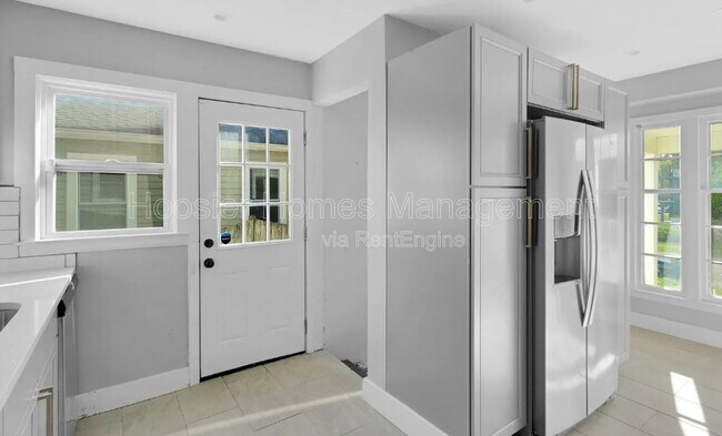 Photo - 5017 Indianola Ave