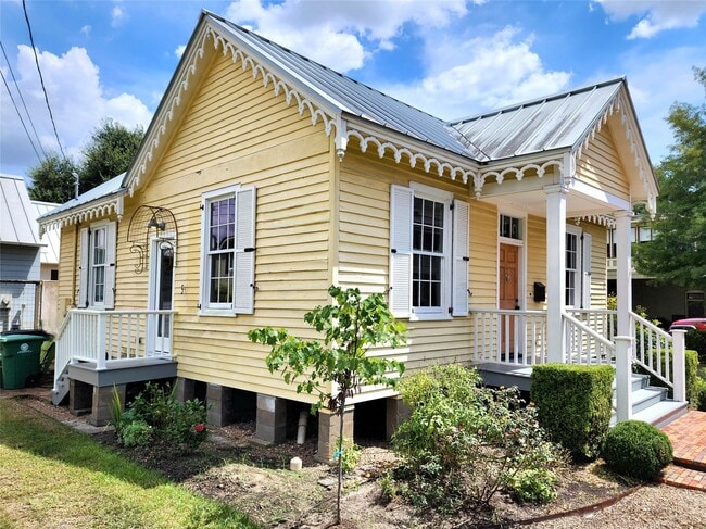 Building Photo - 716 Sabine St Rental