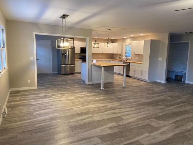 Building Photo - 3-bedroom, 3-bathroom Remodeled House