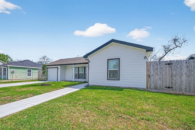 Photo - 2202 Alabama St