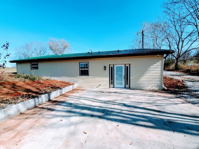 Building Photo - 3990 Seven Springs Rd