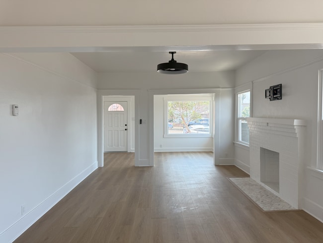 Photo - 1033 E 16th St