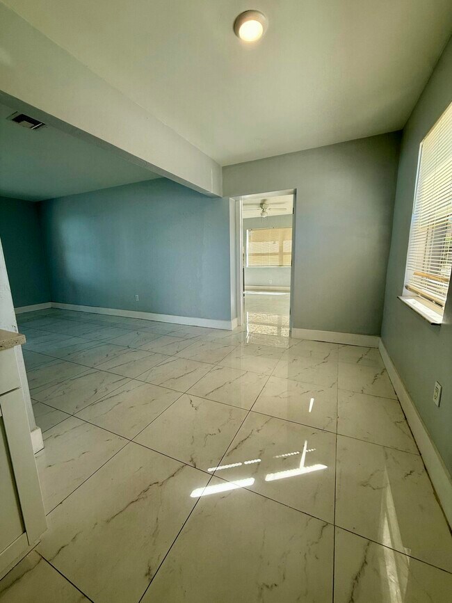 Photo - 614 N E St