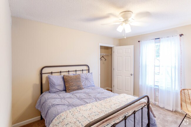 2BR, 2BA - 1035 SF
