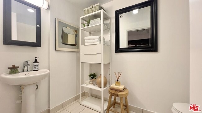 Photo - 5633 Carlton Way Unidad 203