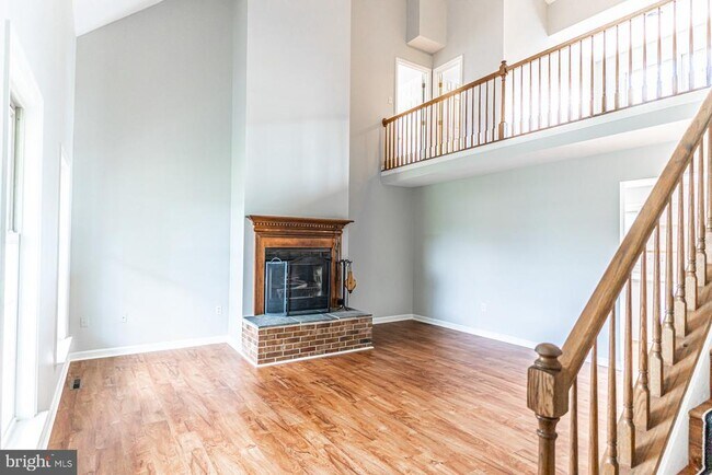 Photo - 121 Nottingham Ct