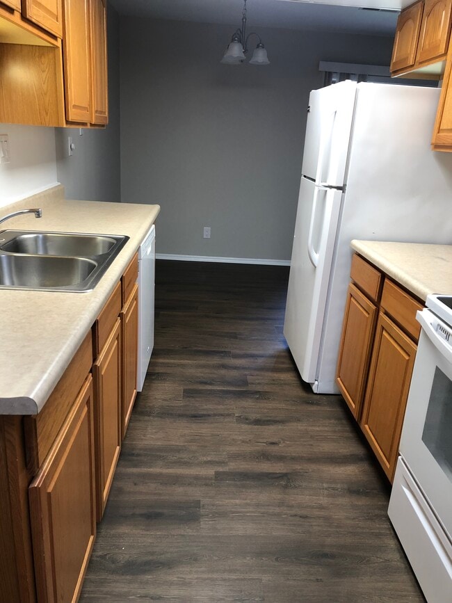 Colonial Crest Apartments