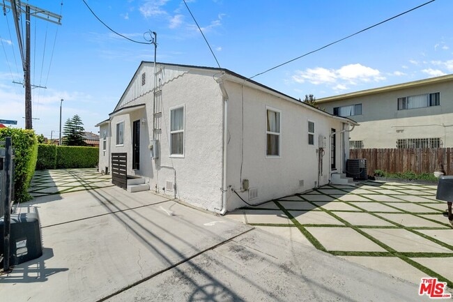 1978 S Holt Ave