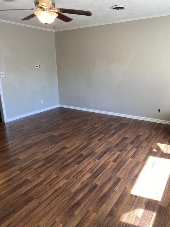 Photo - 114 W B St