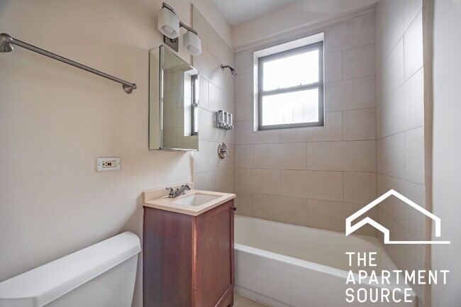 Photo - 4737 N Hermitage Ave Unit 105