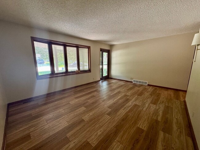 Photo - Beautiful walk-out house in SOUTH Lincoln