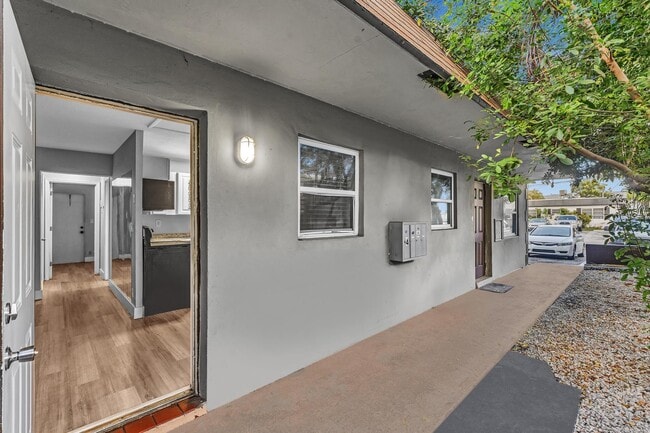 Building Photo - 232 SE 9th Ave Unit 2