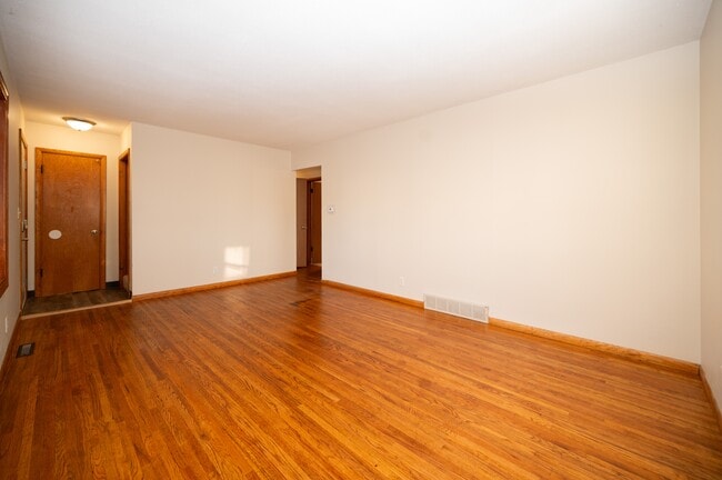 Photo - 1220-4 1/2 4 1/2 St NW