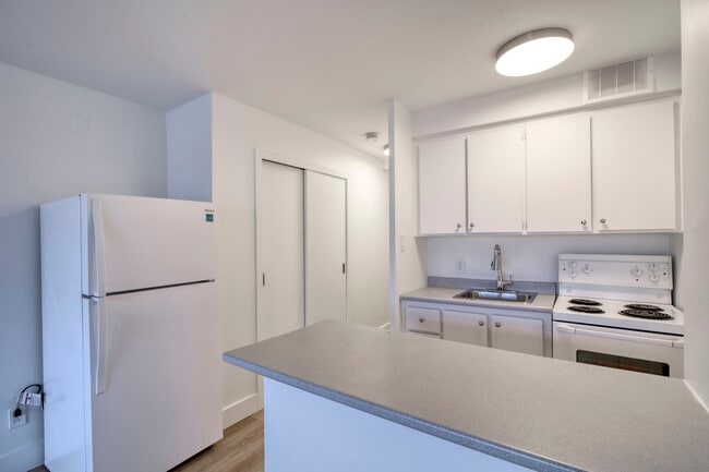 Building Photo - 3460 Rue Durocher Unit 506