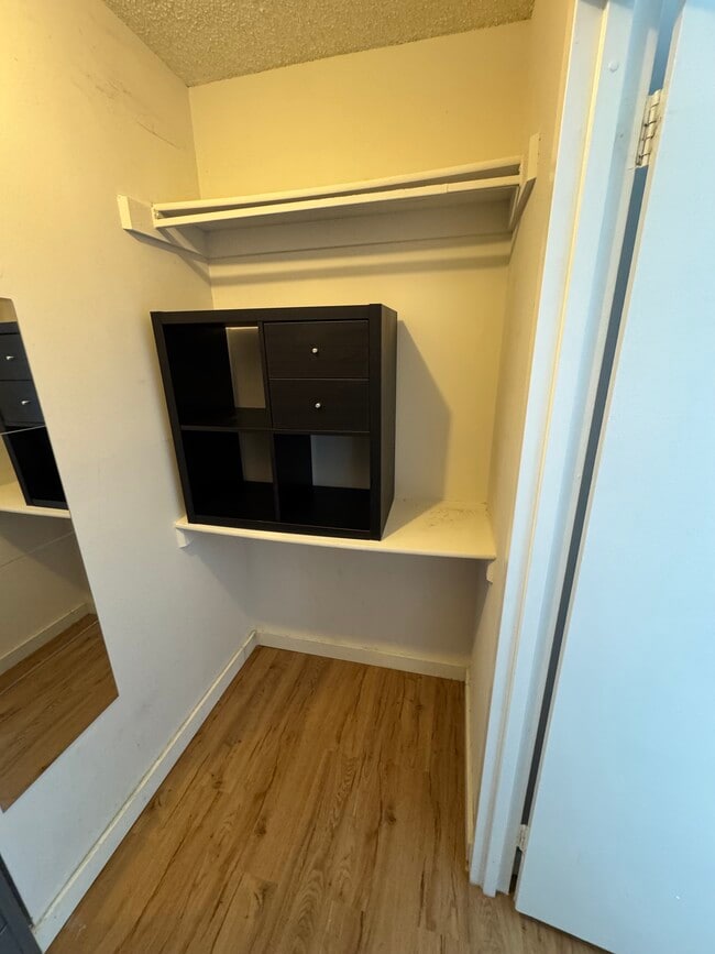 Vestidor en el dormitorio - 3705 S George Mason Dr Unidad 2018S