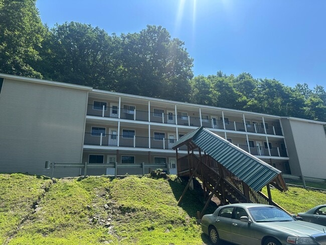 Building Photo - 2 bedroom, 1 bathroom in West Lebanon Unit J