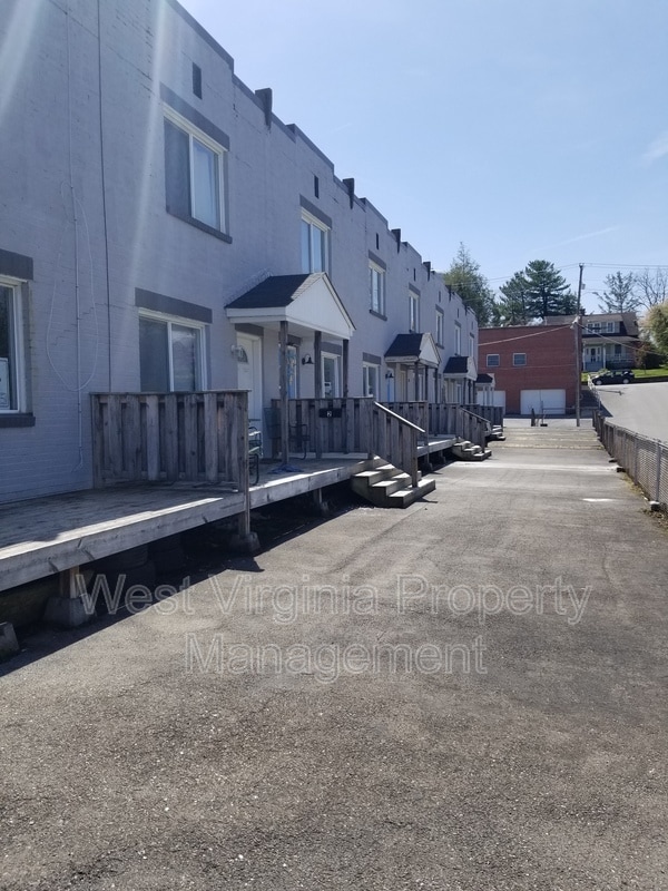 Building Photo - 200 Lewis St Unit Apt 4