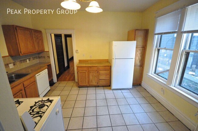 Photo - 2078 Summit St