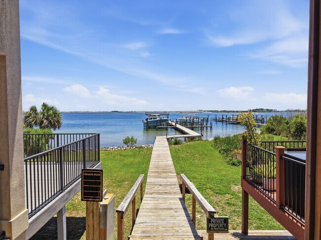 Building Photo - 490 Soundview Ct