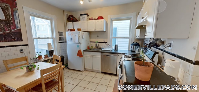 Building Photo - 378 Washington St Unit 2