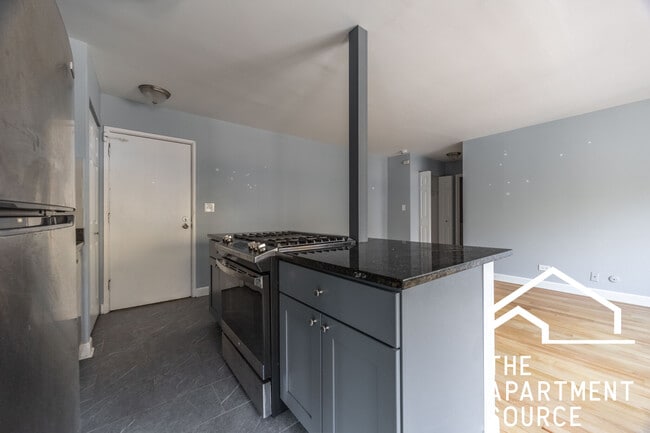 Photo - 3801 N Pine Grove Ave Unidad 304