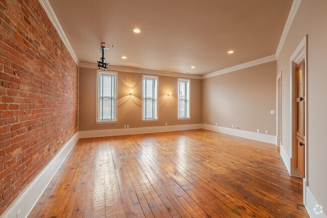 1BR, 1.5BA - 3,000SF, Great Room