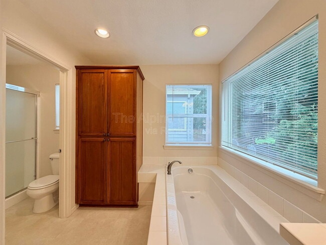 Building Photo - 958 SE Roundelay St