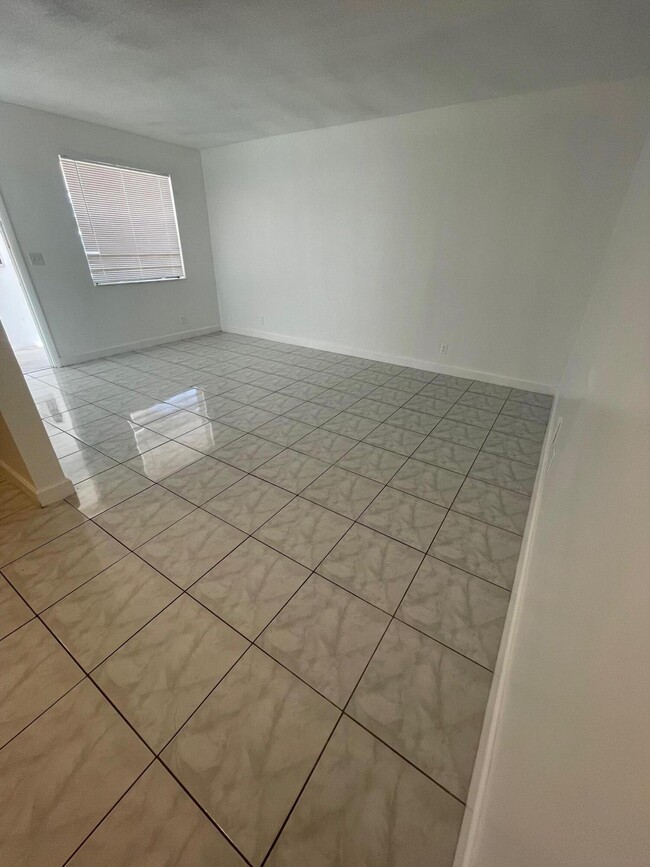 Building Photo - 400 SE 9th Ct Unit 9