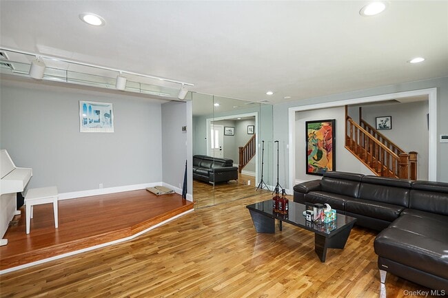 Photo - 11 Otsego Ave