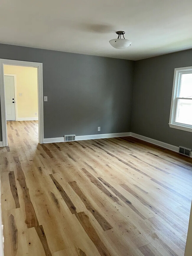 Room in Duplex on Richardson Ave