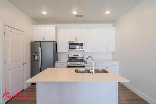 Building Photo - Stylish Desert Color 2 Bedroom Condo. Wash... Unit 1-302